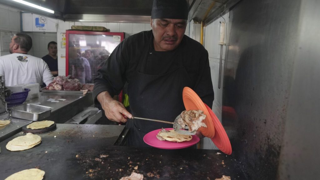 Il primo chiosco messicano di tacos a ricevere una stella Michelin è una piccola impresa in cui la carne viene lavorata termicamente