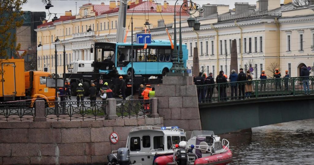 Il video mostra un autobus che cade da un ponte a San Pietroburgo, in Russia, uccidendo 7 persone