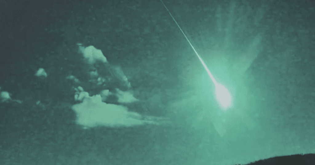 Un frammento di cometa esplode nel cielo scuro sopra Spagna e Portogallo