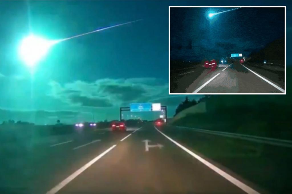 Una meteora illumina il cielo azzurro sopra Spagna e Portogallo